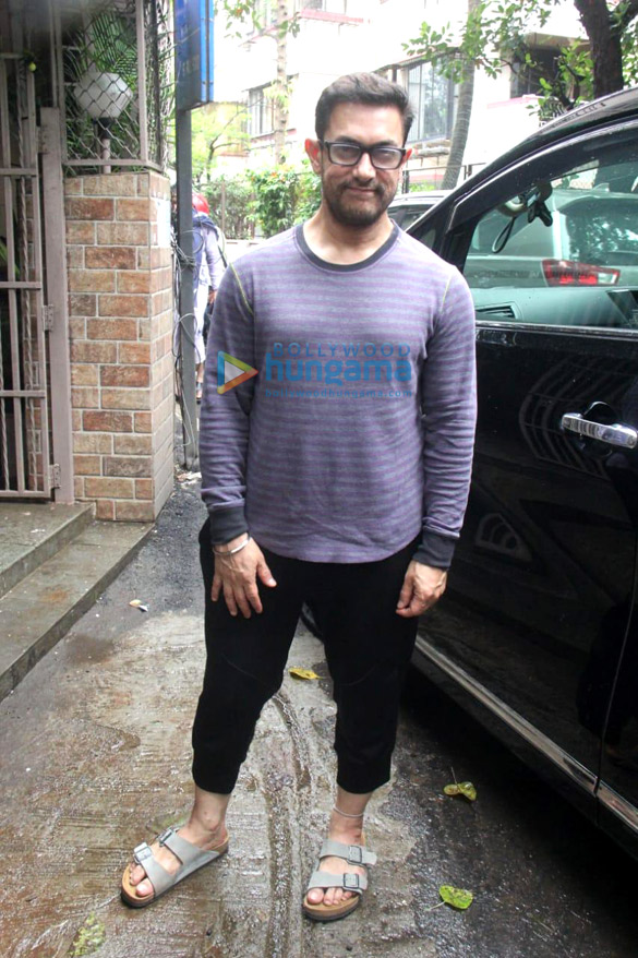 Photos: Aamir Khan snapped at a dubbing studio in Bandra Photos: Aamir Khan snapped at a dubbing studio in Bandra