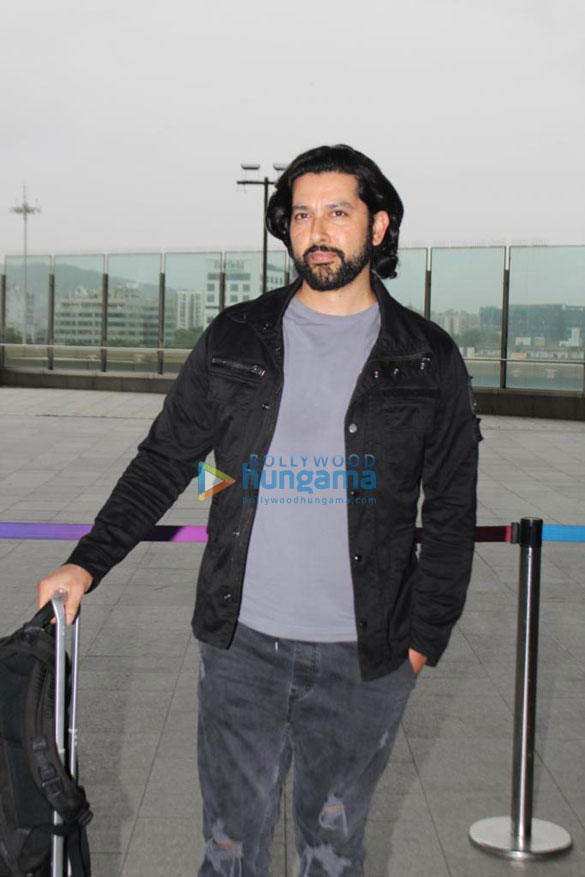 Photos: Alaya F, Aftab Shivdasani and Pooja Hegde snapped at the airport Photos: Alaya F, Aftab Shivdasani and Pooja Hegde snapped at the airport