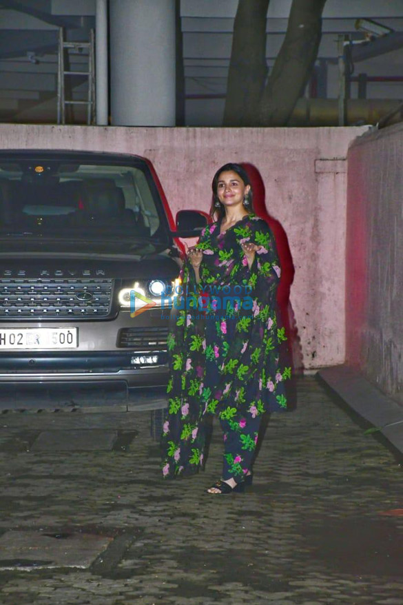 Photos: Alia Bhatt snapped post meeting at Sanjay Leela Bhansali’s office in Juhu Photos: Alia Bhatt snapped post meeting at Sanjay Leela Bhansali’s office in Juhu