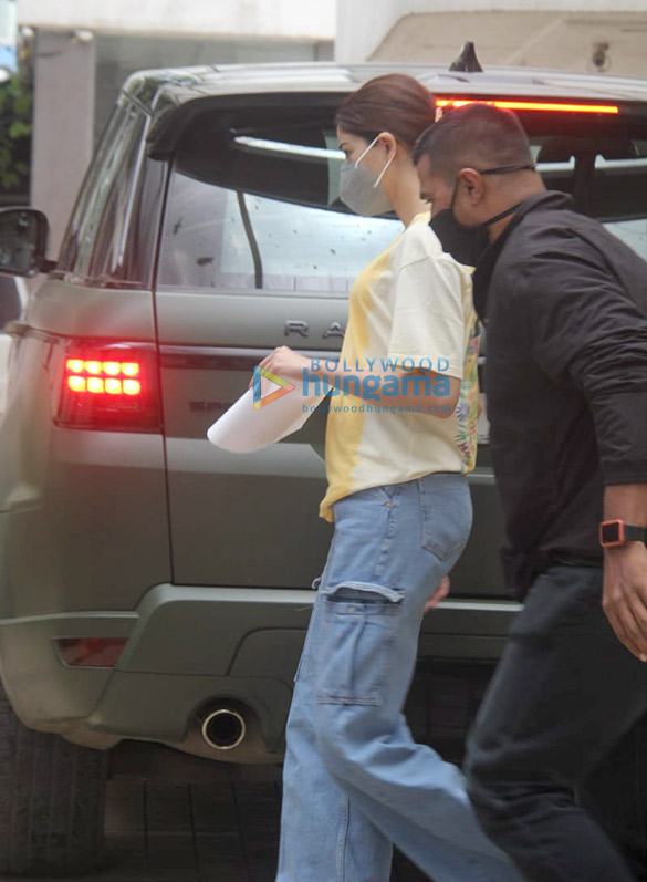 photos ananya panday snapped outside hinduja hospital in khar 3