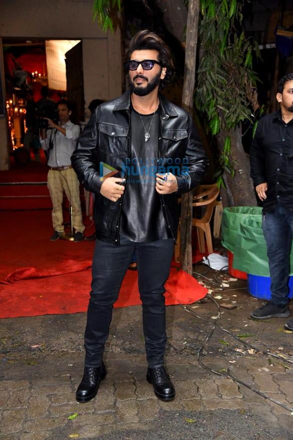 photos arjun kapoor tejaswi prakash and simba nagpal snapped promoting their film ek villain returns on the sets of naagin 6 3