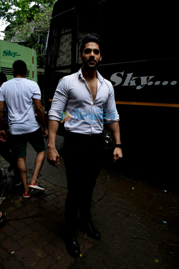 photos arjun kapoor tejaswi prakash and simba nagpal snapped promoting their film ek villain returns on the sets of naagin 6 4
