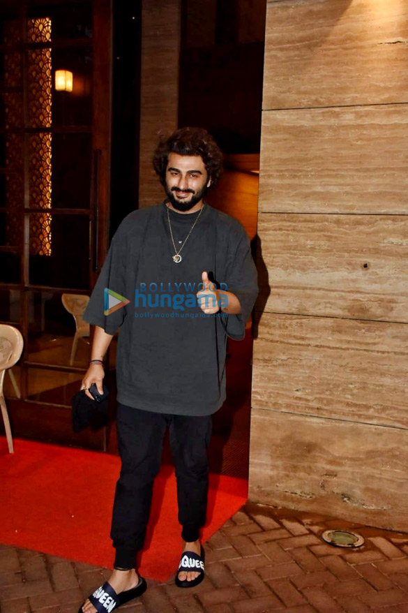 Photos: Arjun Kapoor snapped at Malaika Arora’s house in Bandra Photos: Arjun Kapoor snapped at Malaika Arora’s house in Bandra