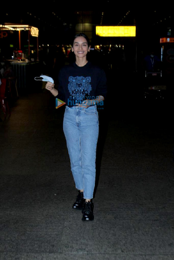 photos hrithik roshan saba azad and manushi chhillar snapped at the airport 2