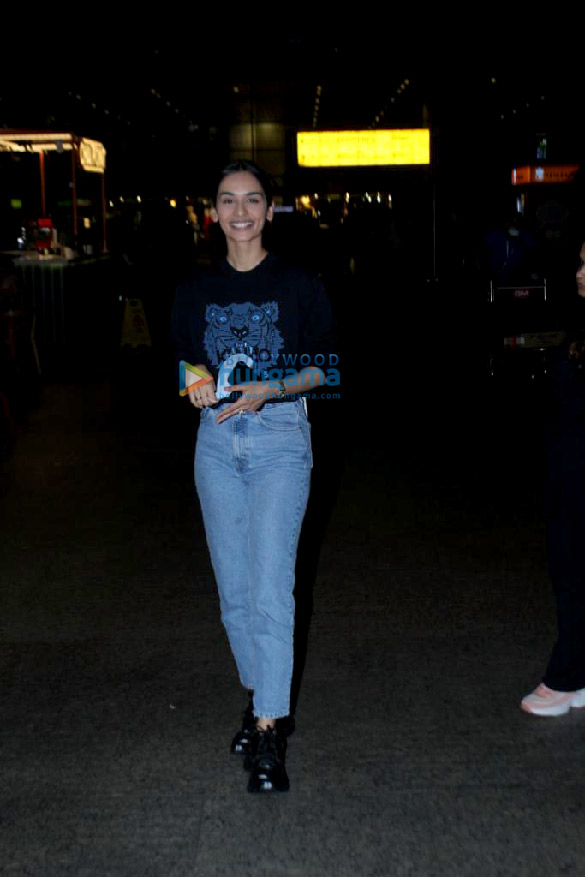 photos hrithik roshan saba azad and manushi chhillar snapped at the airport 4