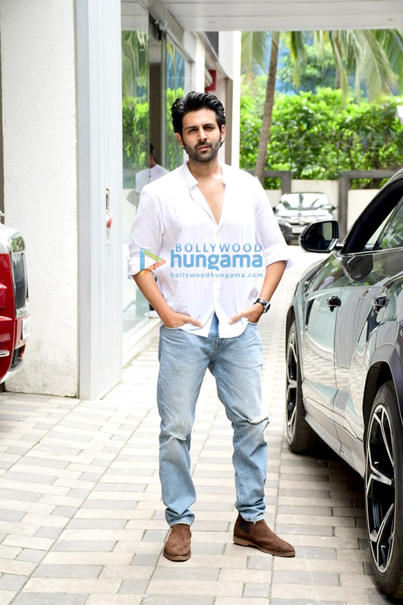 photos kartik aaryan snapped at the t series office in andheri 3