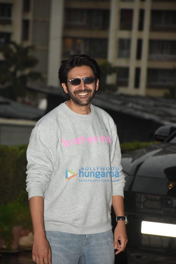 Photos: Kartik Aaryan snapped posing near his Lamborghini Urus Photos: Kartik Aaryan snapped posing near his Lamborghini Urus