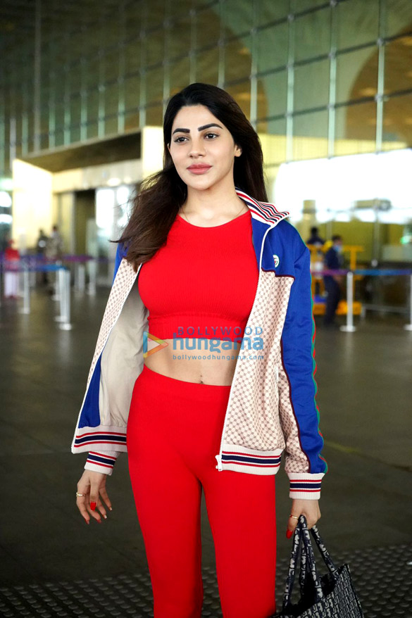 photos kiara advani and nikki tamboli snapped at the airport 4