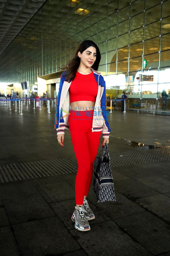 photos kiara advani and nikki tamboli snapped at the airport 5