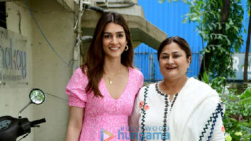 Photos: Kriti Sanon snapped with her mother at a salon in Juhu