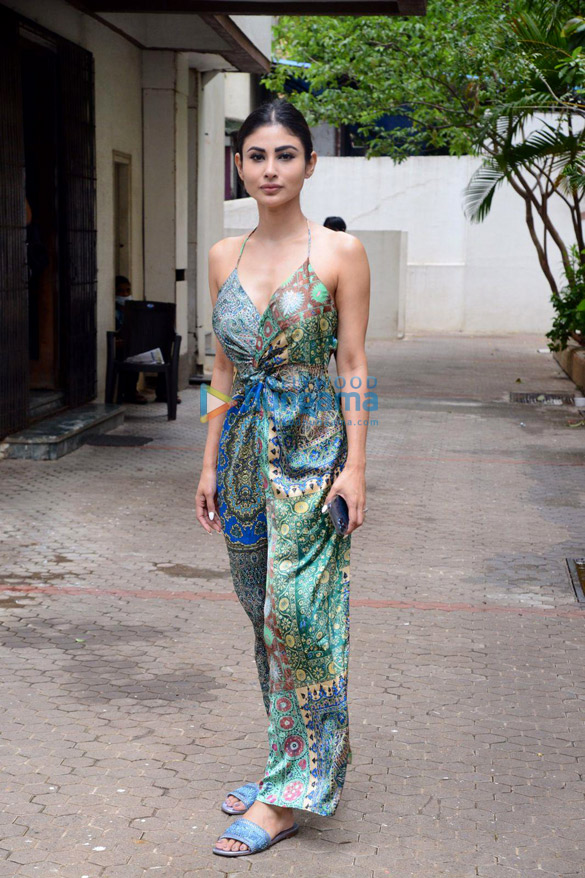 photos mouni roy snapped in khar 4 2