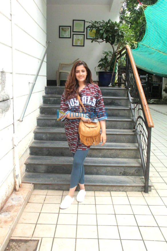 photos nupur sanon snapped in bandra 1 2