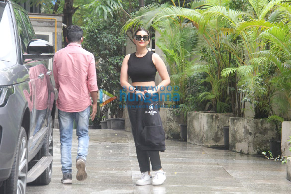 Photos: Parineeti Chopra spotted in Khar Photos: Parineeti Chopra spotted in Khar