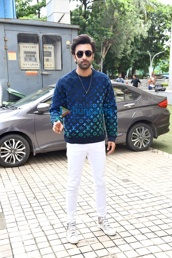 photos ranbir kapoor and vaani kapoor spends time with fans on shamshera release day 5