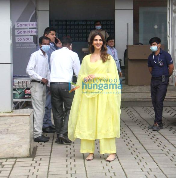 photos ranbir kapoor and vaani kapoor spotted at kalina airport 5