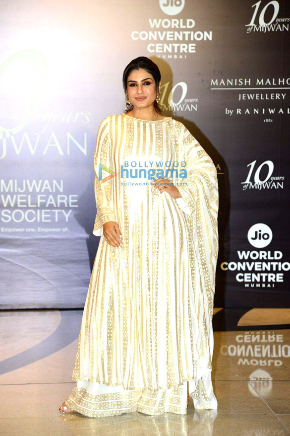 photos ranveer singh deepika padukone shabana azmi and others grace the red carpet of manish malhotras mijwan couture show 11