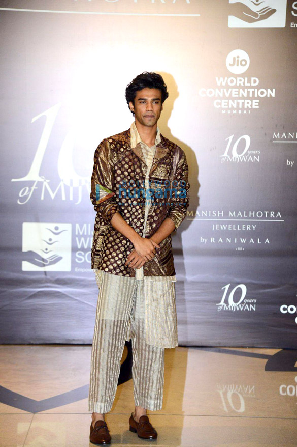 photos ranveer singh deepika padukone shabana azmi and others grace the red carpet of manish malhotras mijwan couture show 14