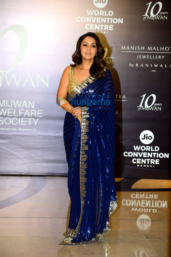 photos ranveer singh deepika padukone shabana azmi and others grace the red carpet of manish malhotras mijwan couture show 17