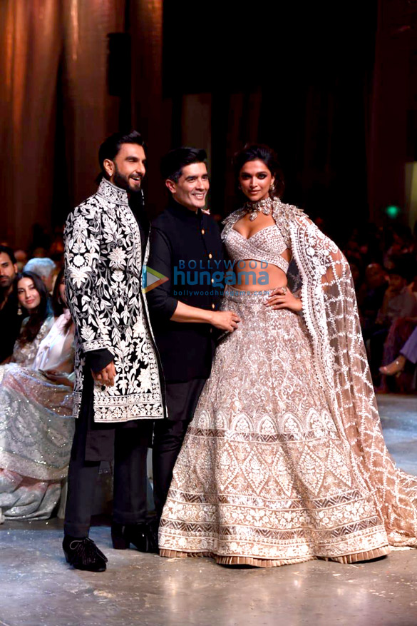 photos ranveer singh deepika padukone shabana azmi and others grace the red carpet of manish malhotras mijwan couture show 20