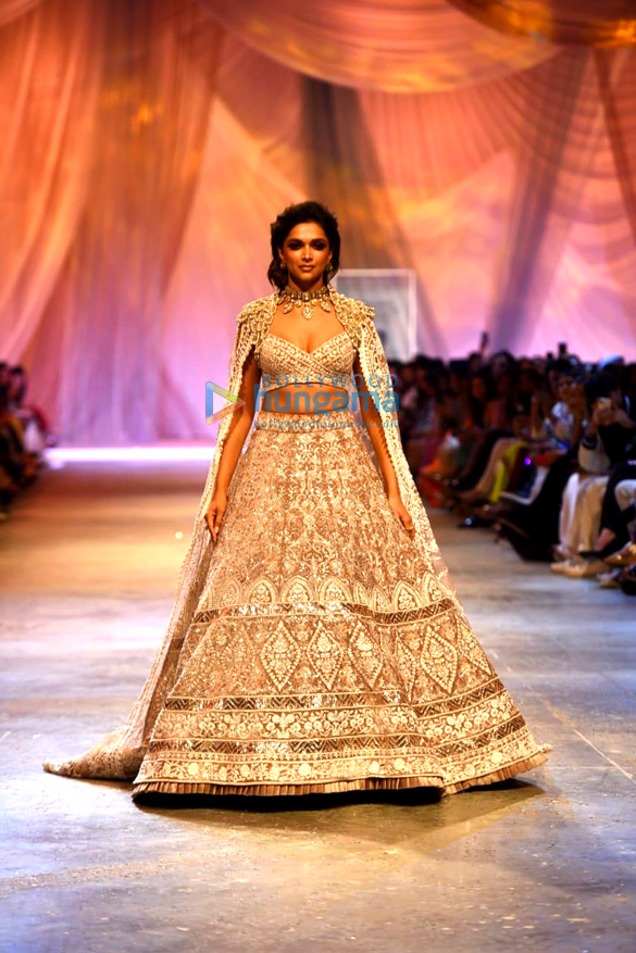 photos ranveer singh deepika padukone shabana azmi and others grace the red carpet of manish malhotras mijwan couture show 24