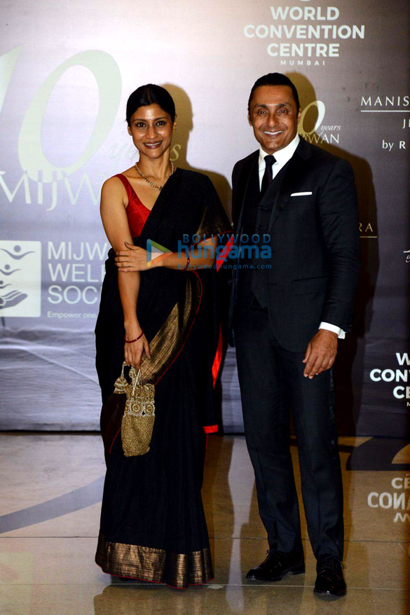 photos ranveer singh deepika padukone shabana azmi and others grace the red carpet of manish malhotras mijwan couture show 26