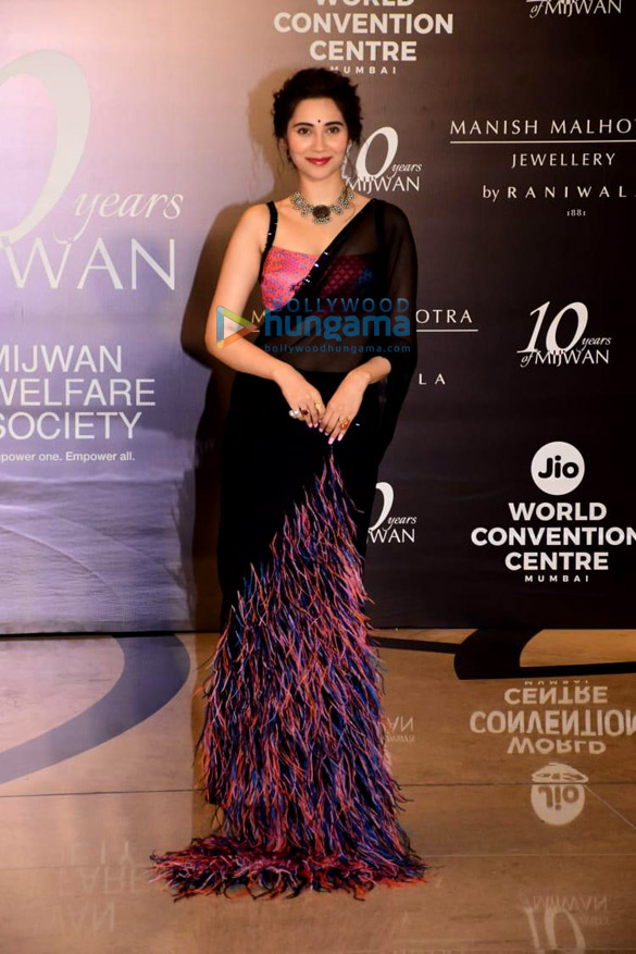 photos ranveer singh deepika padukone shabana azmi and others grace the red carpet of manish malhotras mijwan couture show 3