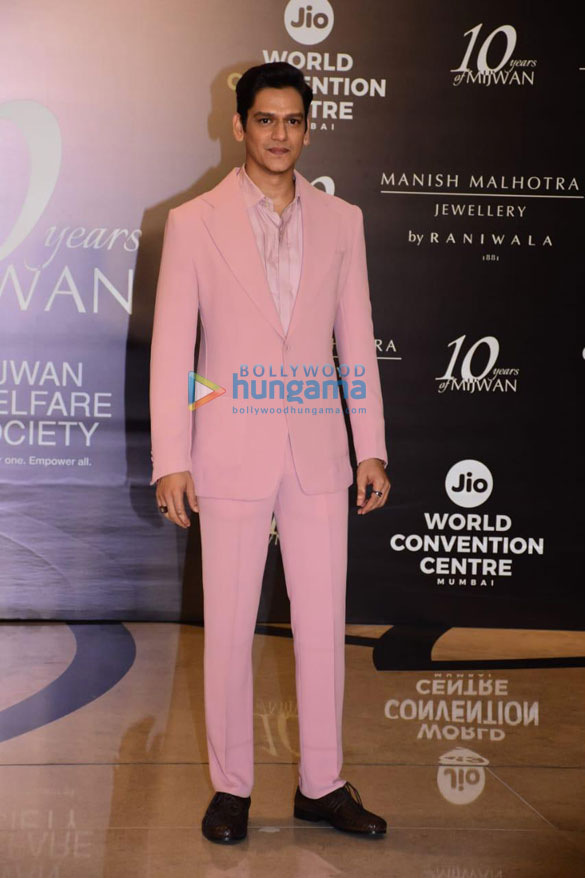 photos shabana azmi anup soni and other celebs grace the red carpet of manish malhotras mijwan couture show 11