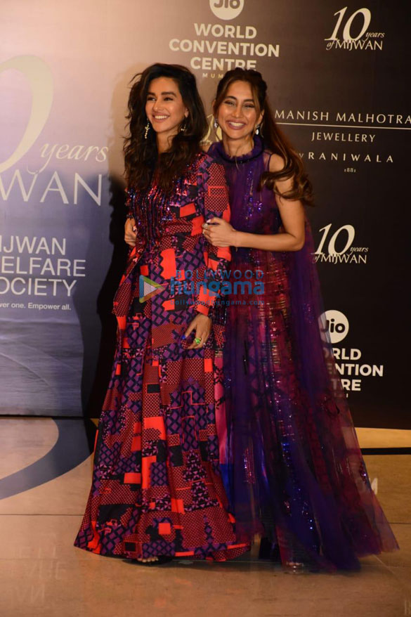 photos shabana azmi anup soni and other celebs grace the red carpet of manish malhotras mijwan couture show 15