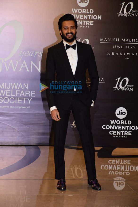 photos shabana azmi anup soni and other celebs grace the red carpet of manish malhotras mijwan couture show 9