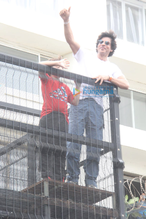 photos shah rukh khan greets fans outside mannat in bandra on eid 2022 4