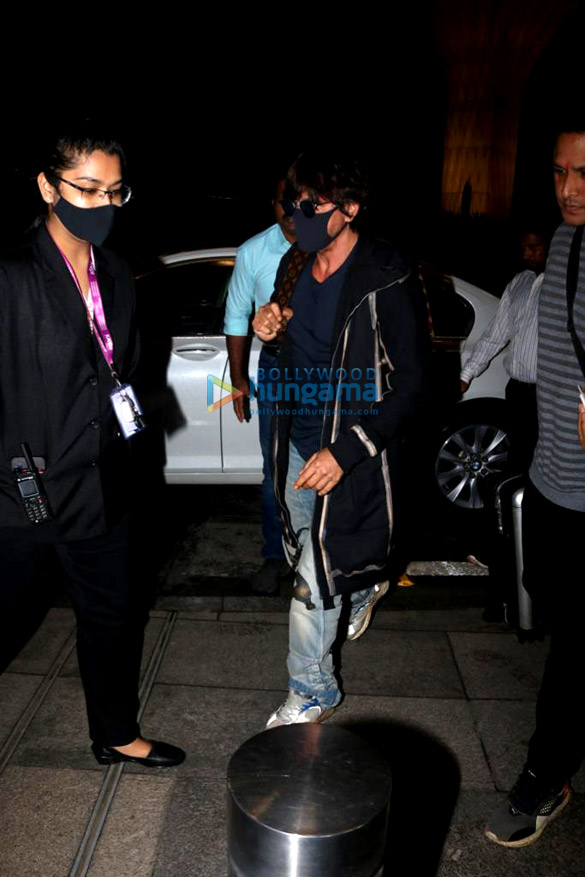 photos shah rukh khan snapped at the airport 4