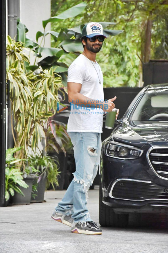 photos shahid kapoor snapped outside dinesh vijans maddock office 4