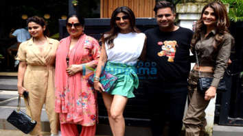 Photos: Shilpa Shetty, Shamita Shetty, Akanksha Malhotra and Rajiv Adatia snapped in Bandra