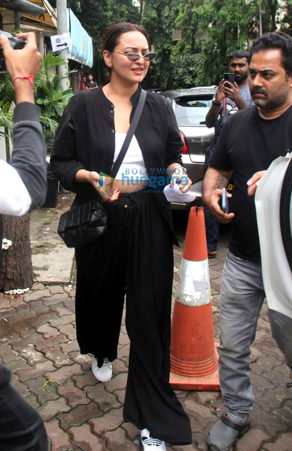 photos sonakshi sinha and zaheer iqbal snapped at a cafe in bandra 4
