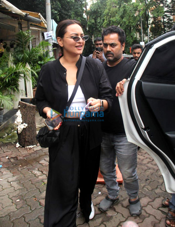 photos sonakshi sinha and zaheer iqbal snapped at a cafe in bandra 5