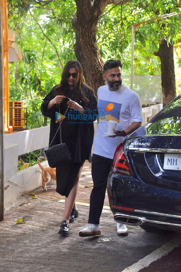 photos sonam kapoor ahuja and her husband anand ahuja snapped in bandra 3