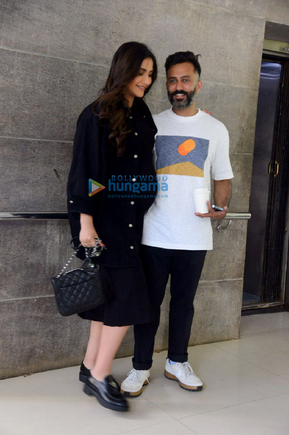 photos sonam kapoor ahuja and her husband anand ahuja snapped in bandra 5