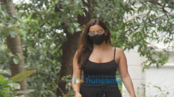 Photos: Sophie Choudry spotted in Khar