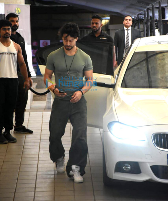 photos tiger shroff snapped outside the gym in mumbai 2
