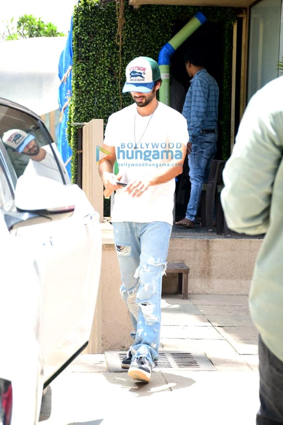 photos twinkle khanna warda nadiadwala shahid kapoor snapped in juhu 6