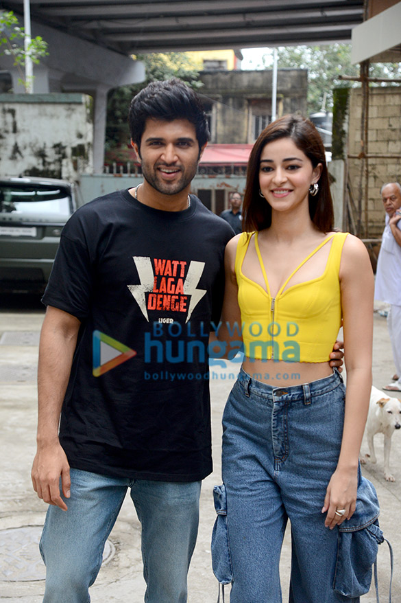 photos vijay deverakonda and ananya panday snapped in south mumbai 2
