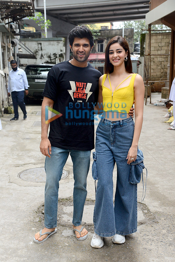 photos vijay deverakonda and ananya panday snapped in south mumbai 3