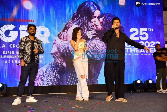 photos vijay deverakonda and ananya panday snapped promoting liger at seawood mall in navi mumbai 3