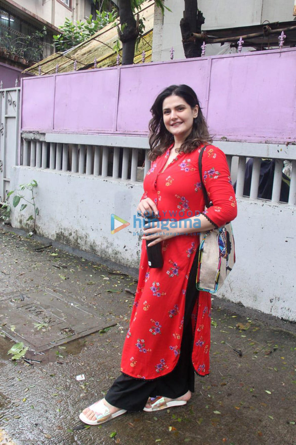 Photos: Zareen Khan spotted at dance class in Bandra Photos: Zareen Khan spotted at dance class in Bandra