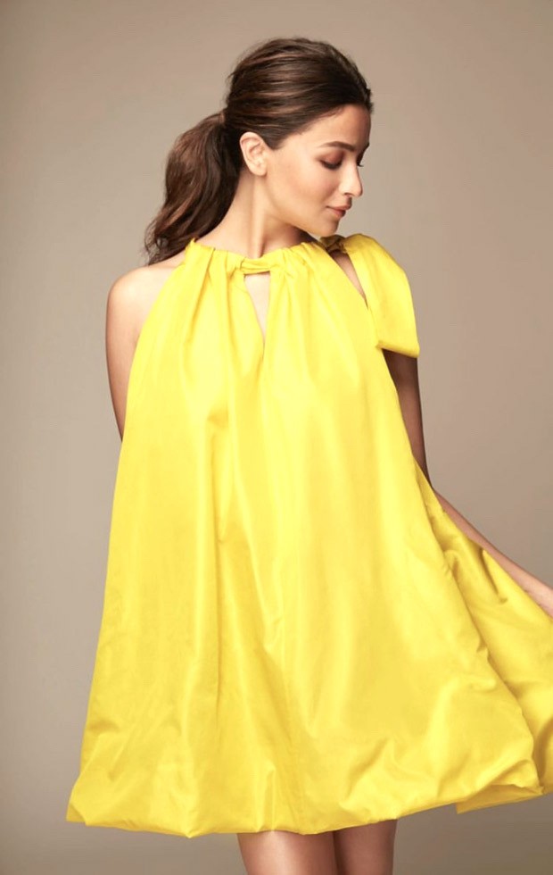 Pregnant Alia Bhatt is a ray of sunshine in Valentino’s oversized short yellow dress worth Rs. 1.95 Lakh for Darlings trailer launch Pregnant Alia Bhatt is a ray of sunshine in Valentino’s oversized short yellow dress worth Rs. 1.95 Lakh for Darlings trailer launch