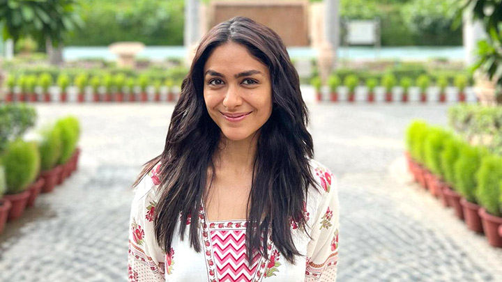 Straight or Curly hair? Mrunal Thakur wants to have curly hair ...