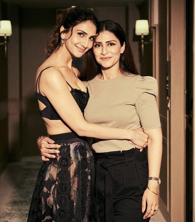 Vaani Kapoor poses with family, looks smouldering in black lehenga worth Rs. 2.53 Lakh