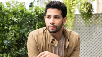 “Zoya ma’am maar dalengi, costume hai”, says Siddhant Chaturvedi as he gets papped in a film costume