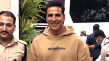 Akshay Kumar poses with policemen and fans