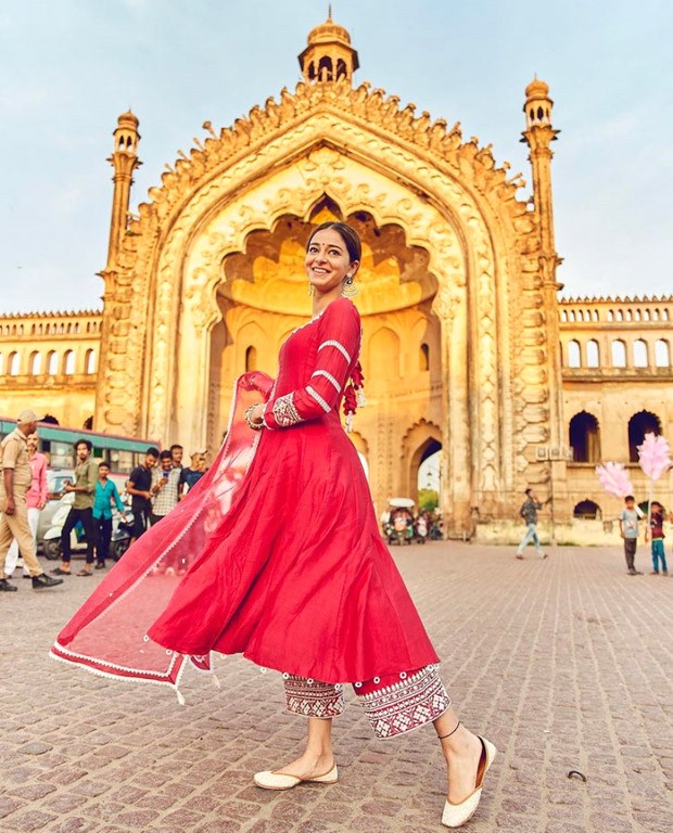 Ananya Panday twirls in front of Rumi Darwaza donning fuschia pink attire; promotes Liger in Lucknow Ananya Panday twirls in front of Rumi Darwaza donning fuschia pink attire; promotes Liger in Lucknow